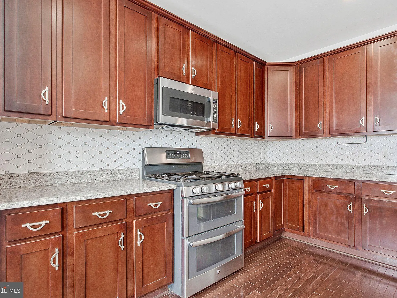 3 bed, 4.0 bath, 3000 sqft, $3,900 — Photo 3