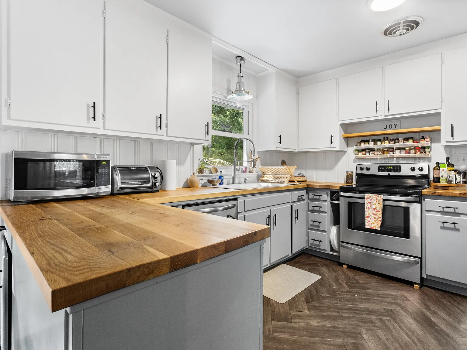 3 bed, 1.5 bath, 1800 sqft, $2,800 — Photo 3
