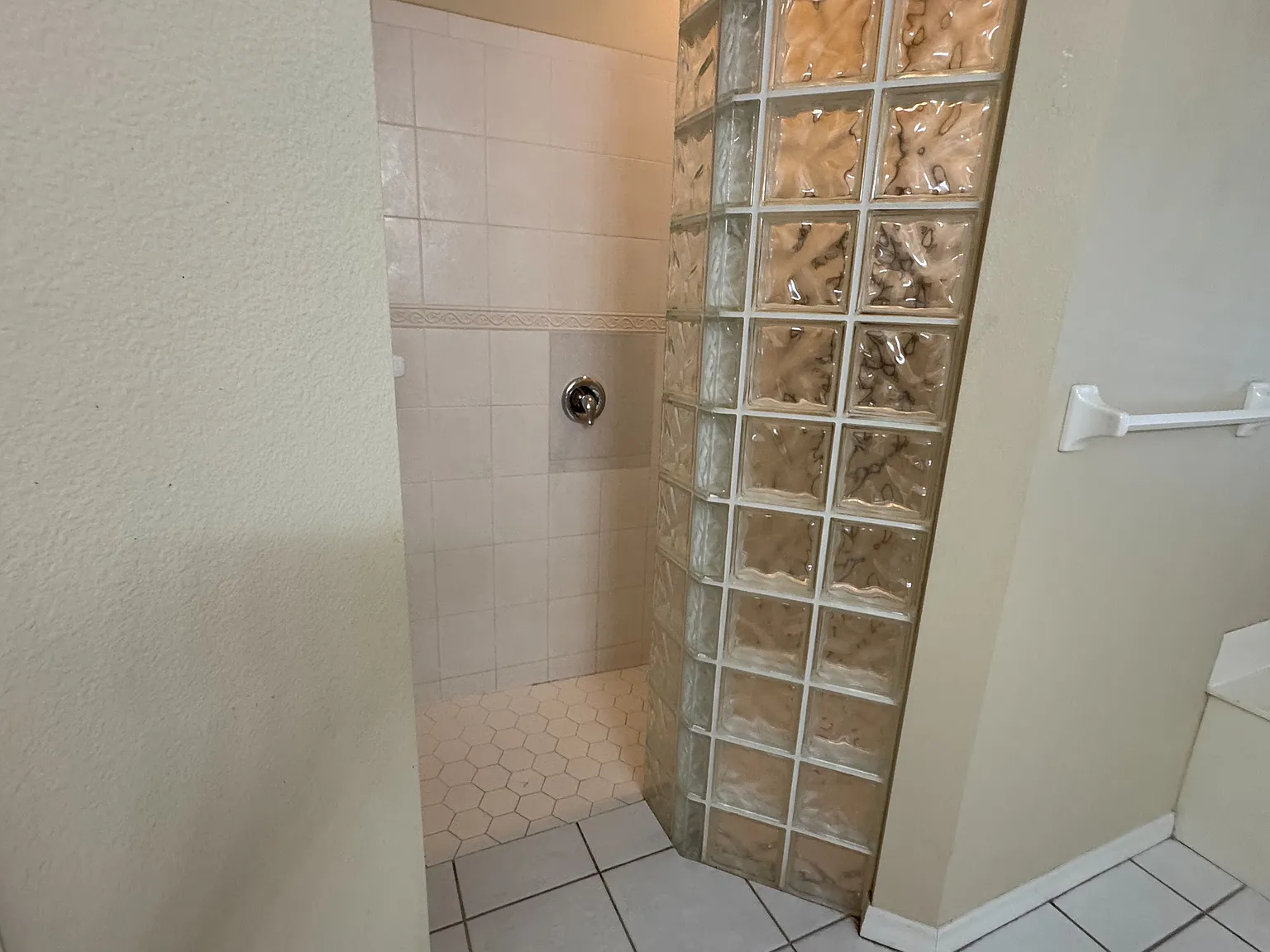 3 bed, 1858 sqft, $2,700 — Photo 4