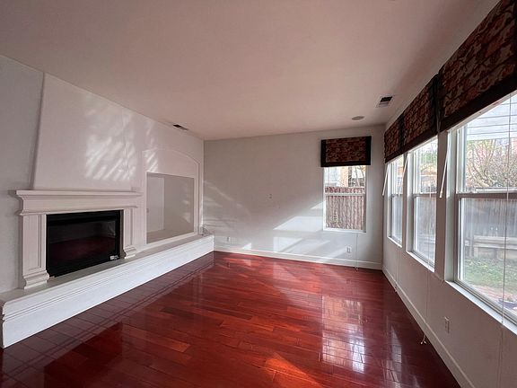 3rd image of 3208 Vernazza Ave