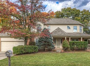 1071 Ridgeview Cir, Lake Orion, MI 48362