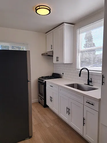 301 N Hollywood Way Photo 1