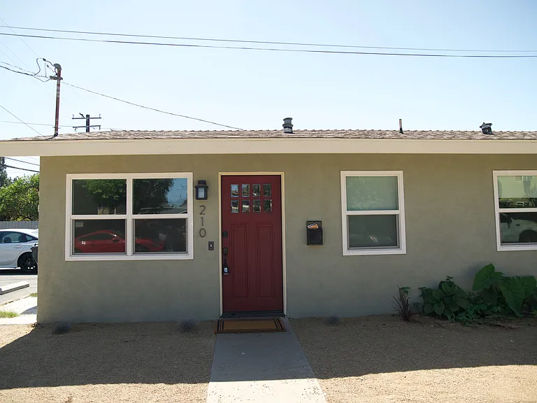 210 S Oak St — Photo 1