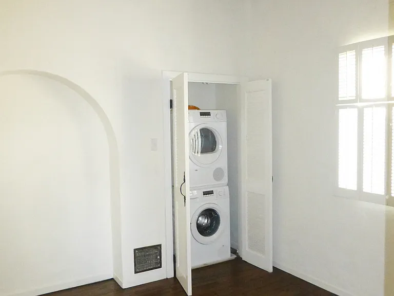 1355 N Laurel Ave — Photo 15