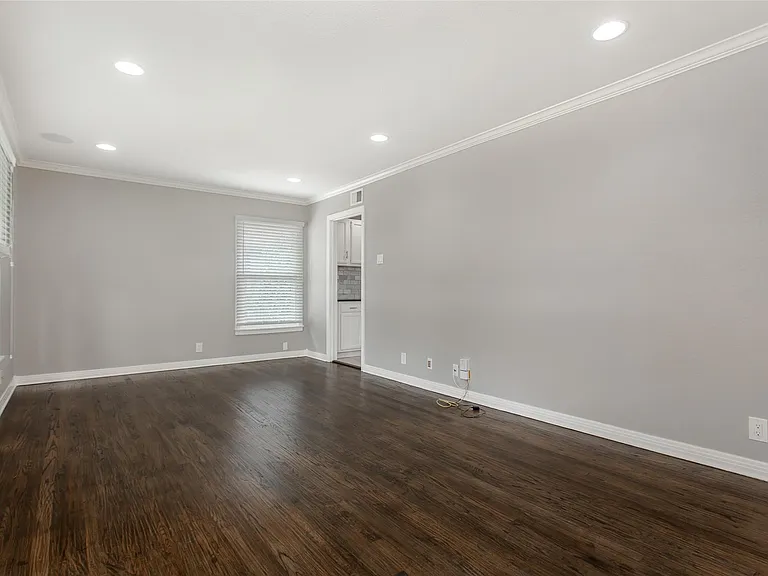 570 Bondstone Dr — Photo 3