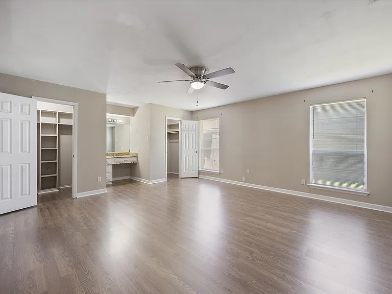 2413 Village Green Dr — Photo 18