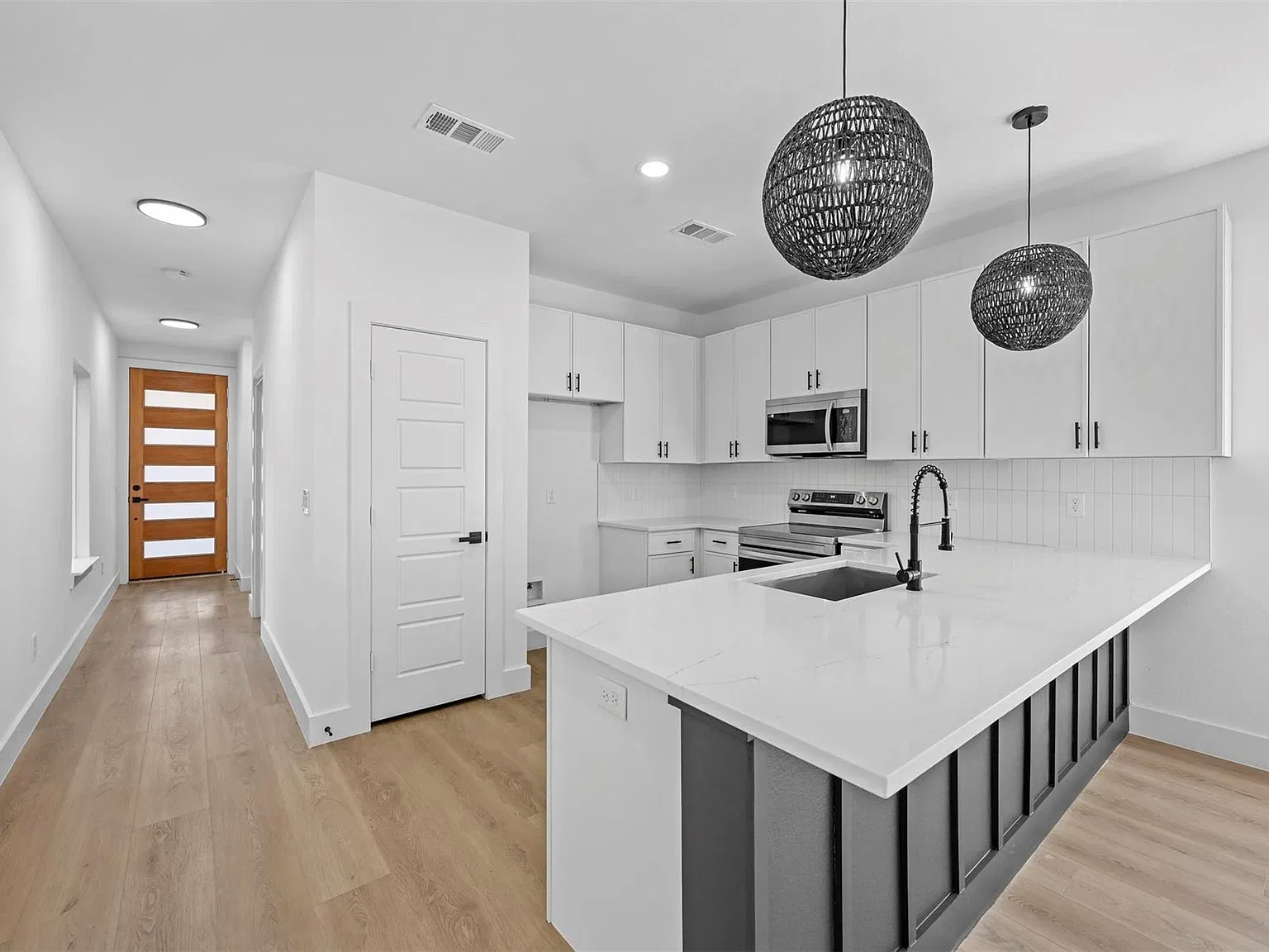 3 bed, 2.5 bath, 1500 sqft, $2,200 — Photo 3