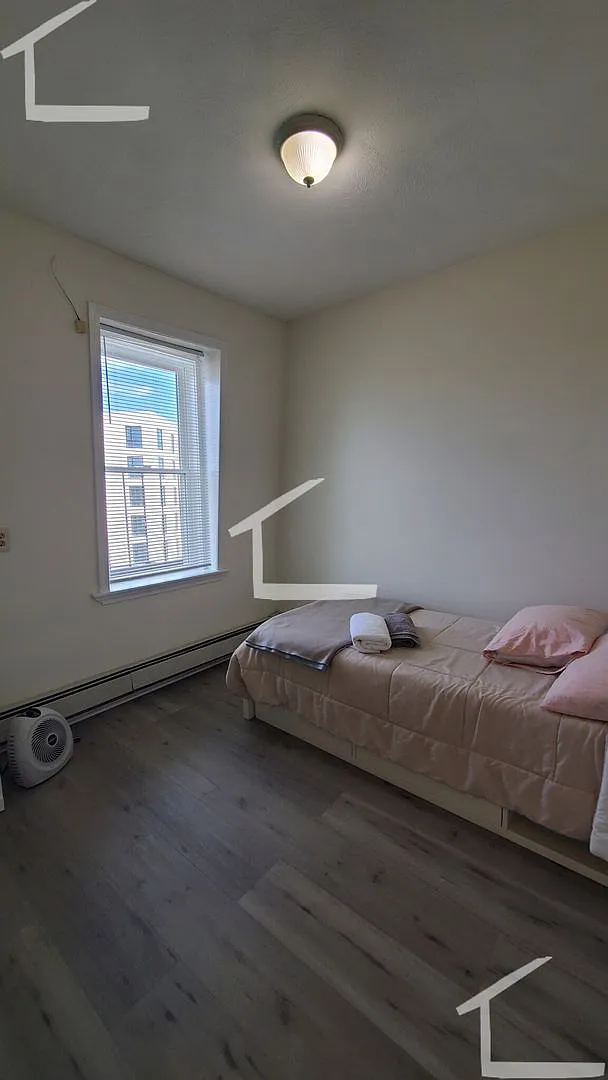 Conveniently located, beautifully maintained Apt with modern appliances. A/C. Near Public Transport! — Photo 4