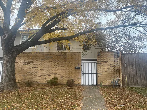 501 Towne House Ln Photo 1
