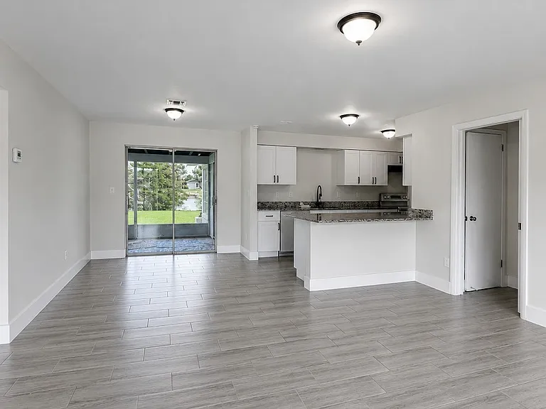 800 Willow Dr — Photo 2