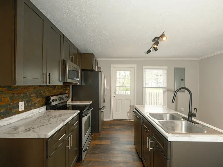 204 Oakland St — Photo 11