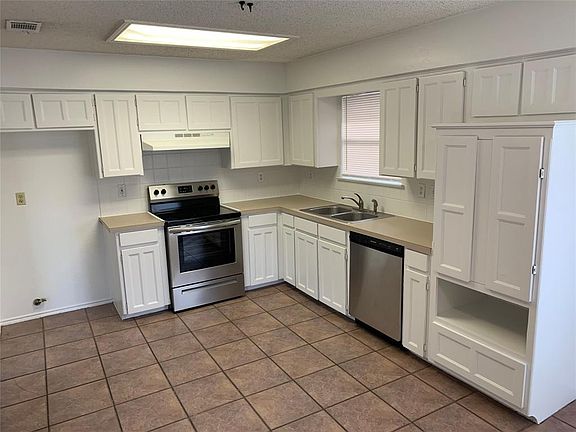 5th image of 332 La Quinta Cir N