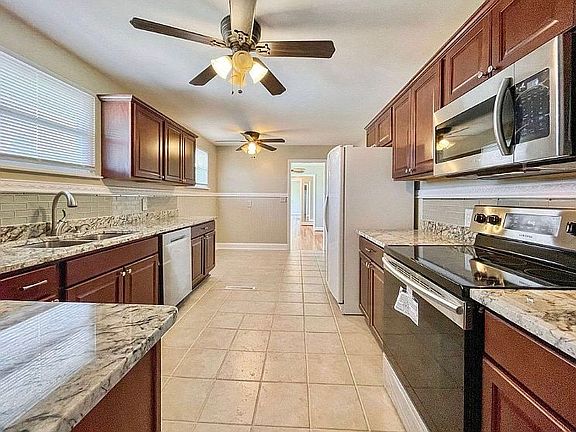 5th image of 813 Henderson Dr