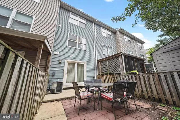 1327 Belmont St NW — Photo 22