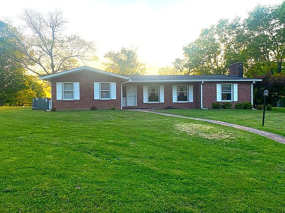 3rd image of 1904 Cherokee Dr