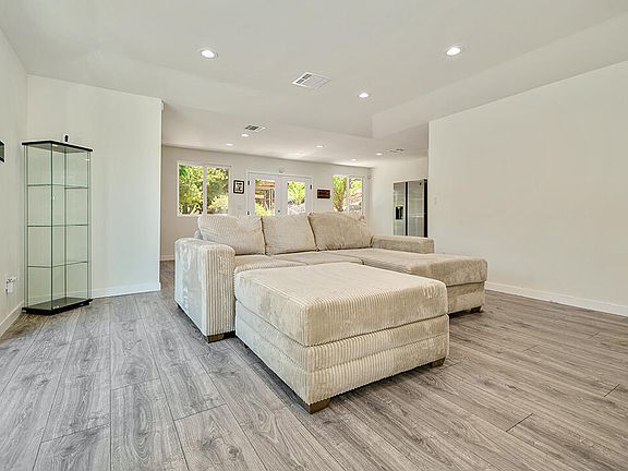 5th image of 10228 Sunland Blvd
