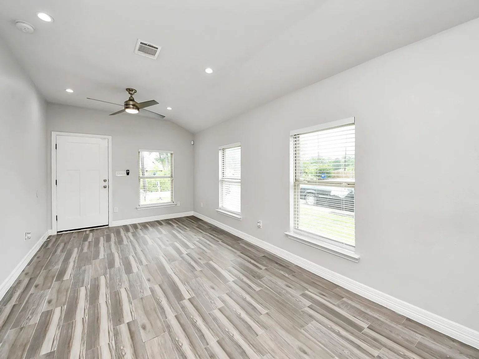 3 bed, 2.0 bath, 1400 sqft, $1,975 — Photo 4