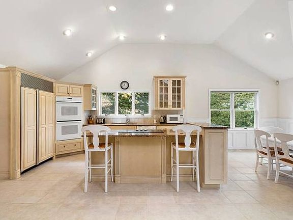 3rd image of 13 Jeffrey Ln