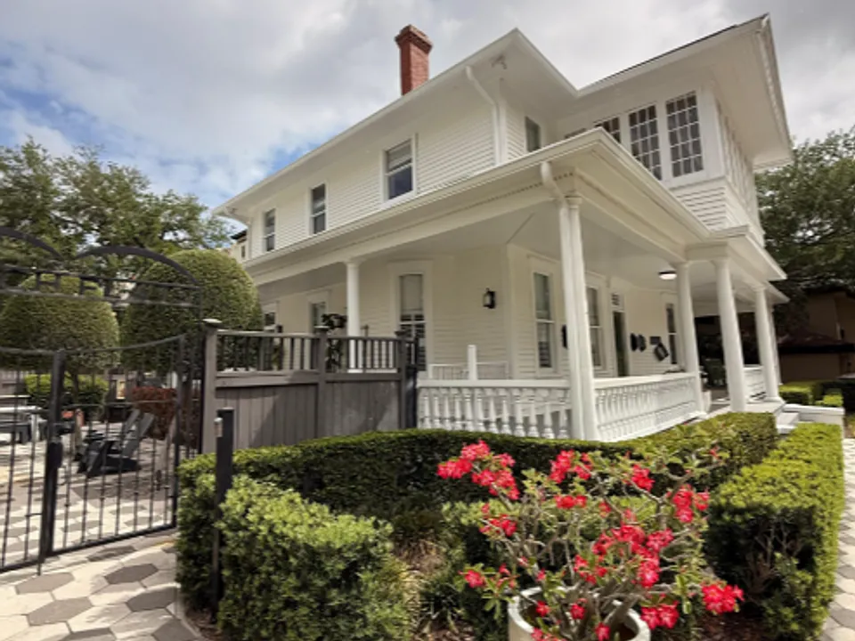 210 W Hyde Park Pl