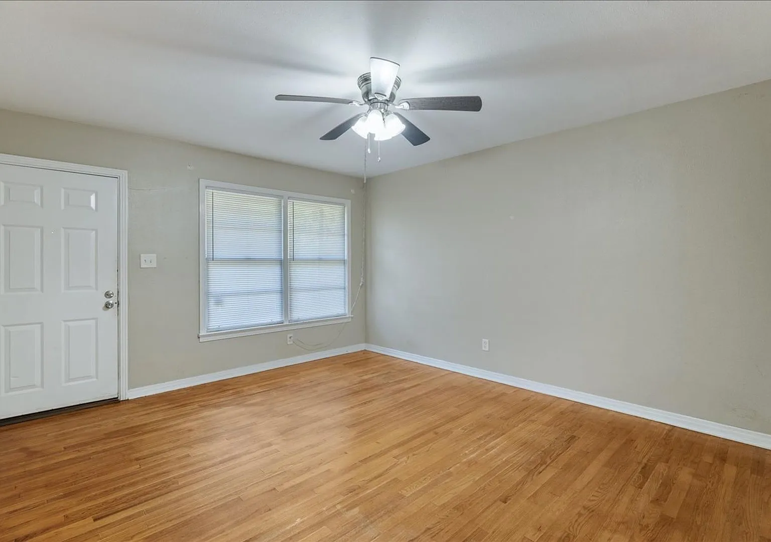 Beautifully Renovated 3 Bedroom by FSU! Available 2027 — Photo 4