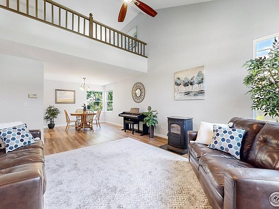 3rd image of 819 Grouse Cir
