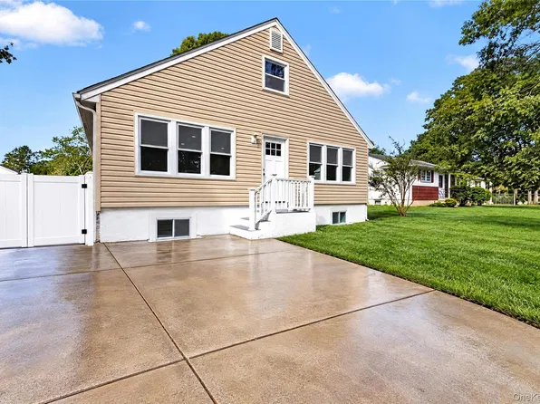 36 Hounslow Road, Shirley, NY 11967