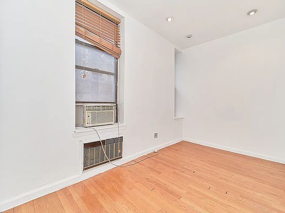 4th image of 152 E 22nd St APT 5C