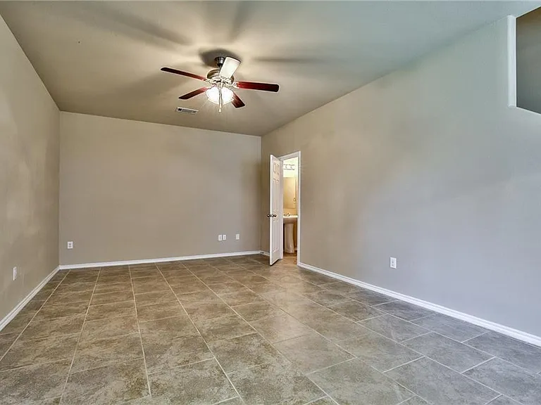 702 E College St — Photo 15