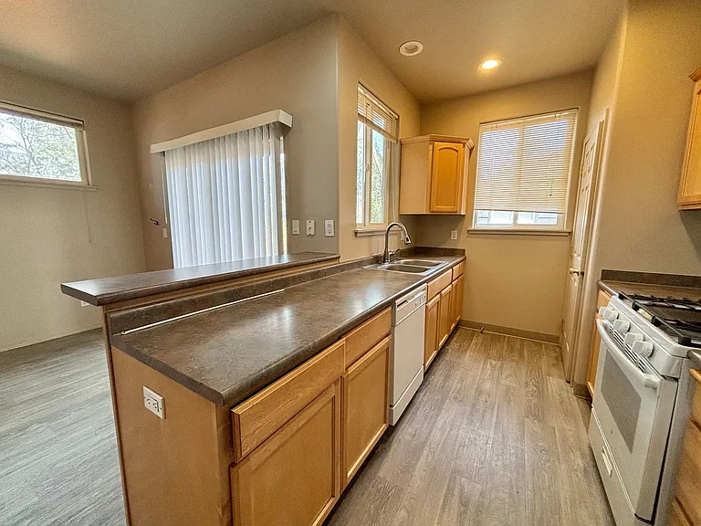 14 SE McKinley Ave #1 — Photo 6