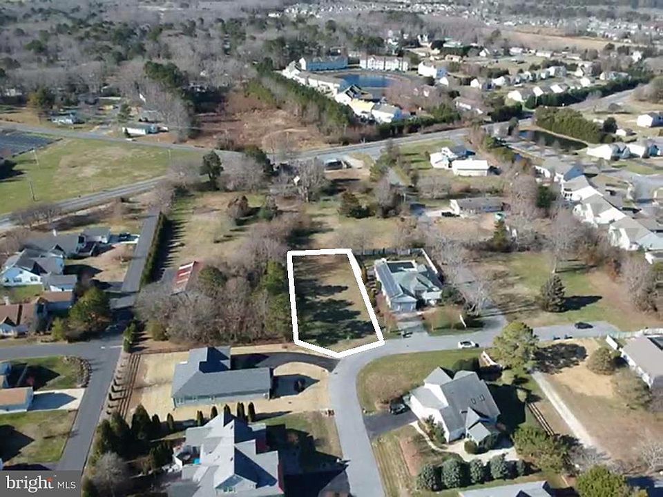 2nd image of 4 Lindsay Ln