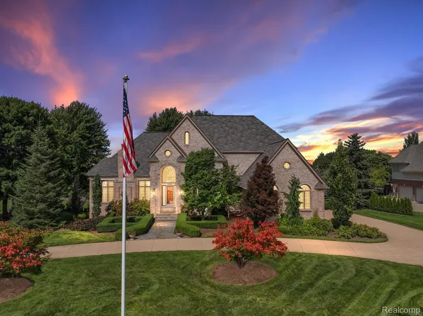 5646 Murfield Dr, Rochester, MI 48306