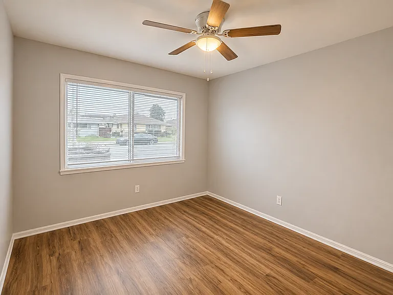 664-670 S Eremland Dr — Photo 14