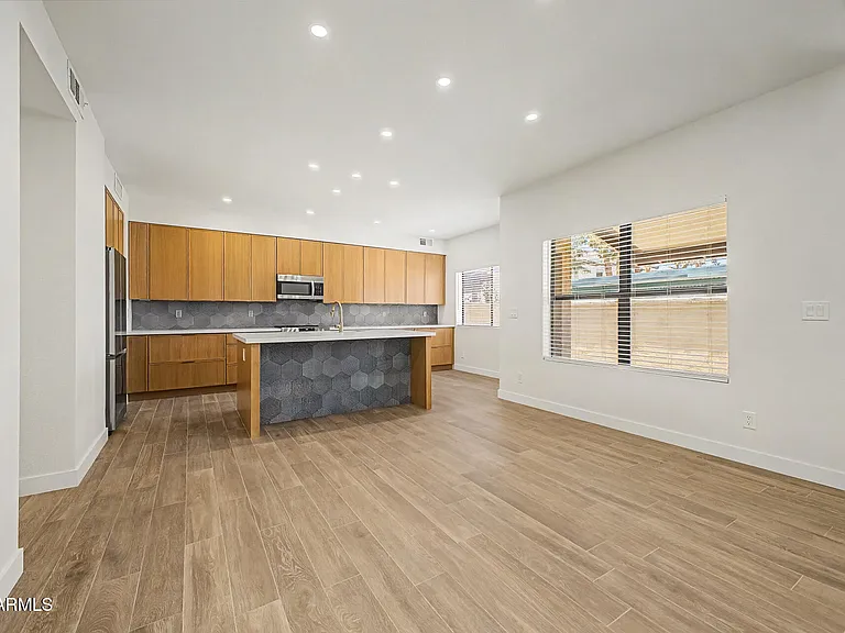 2084 N Sunset Dr — Photo 10