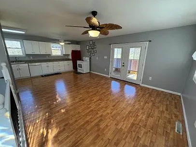 325 Freedom Trl — Photo 2