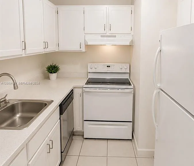 13710 SW 90th Ave #4 — Photo 3