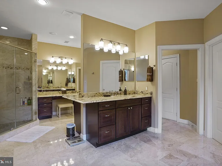 9864 Walker Glen Ct — Photo 32