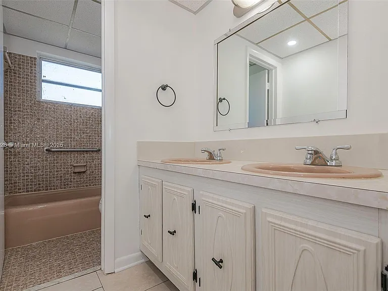 1975 NE 135th St #3B — Photo 4