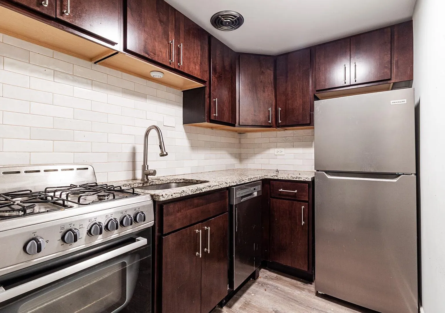 Charming 2 Bed Condo in Chicago | Updated Unit | Prime Location — Photo 2