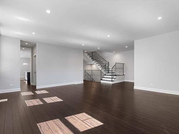 3rd image of 5047 W Ainslie St