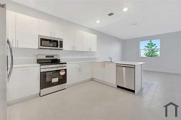 2556 SE 27th Ct — Photo 1