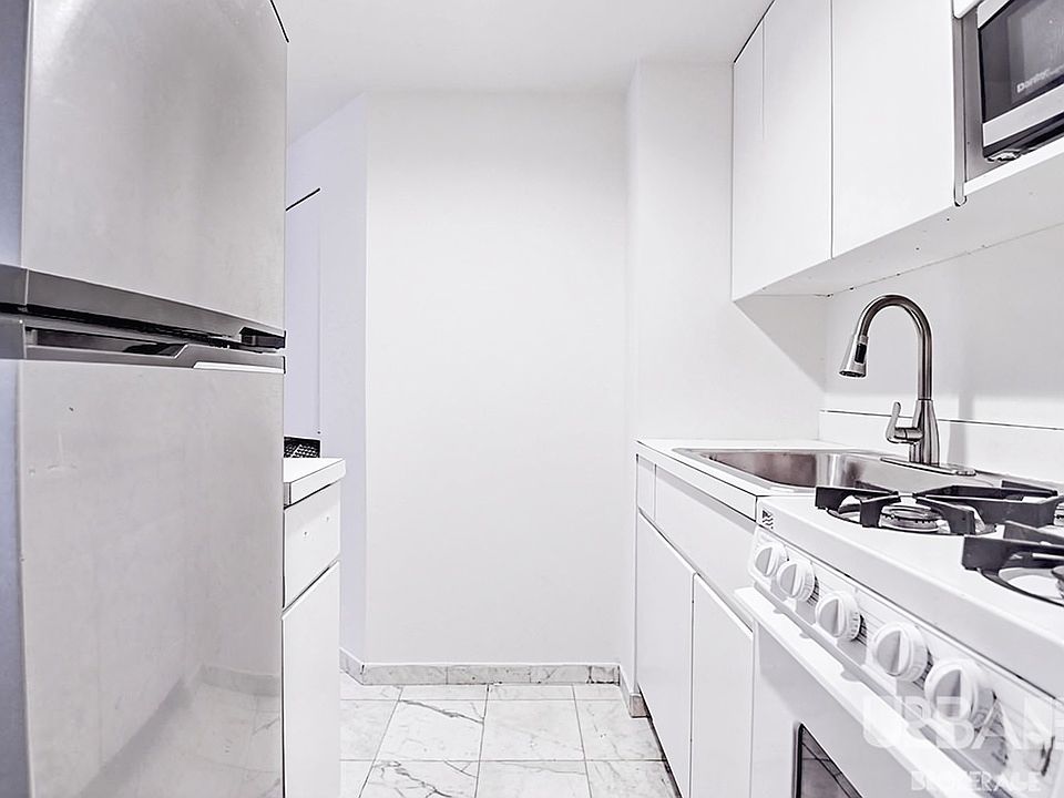 2nd image of 35 Grove St APT Gd
