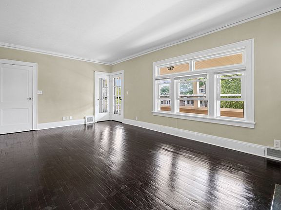 4th image of 1600 Victoria Ave #Up