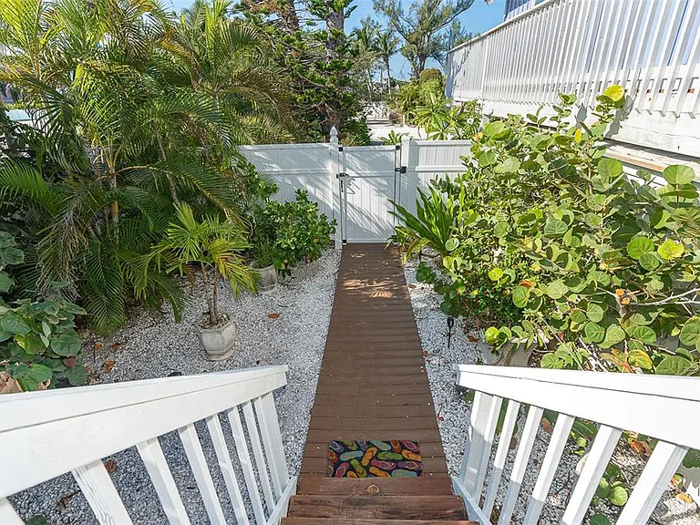 210 Bocilla Dr — Photo 7