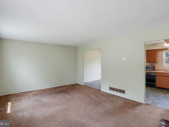 5th image of 6 Broadleaf Dr