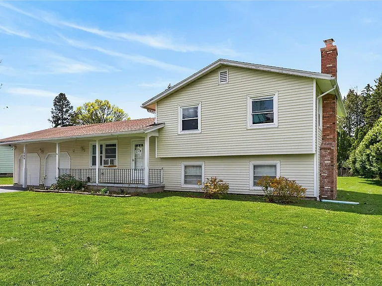 1399 Creek St — Photo 3