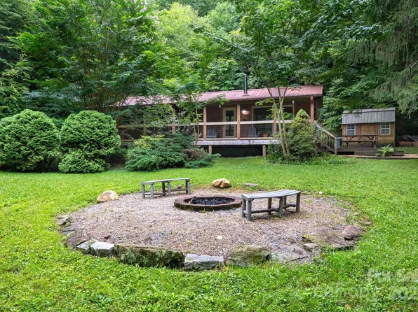 97 Carolina Hills Dr, Horse Shoe, NC 28742