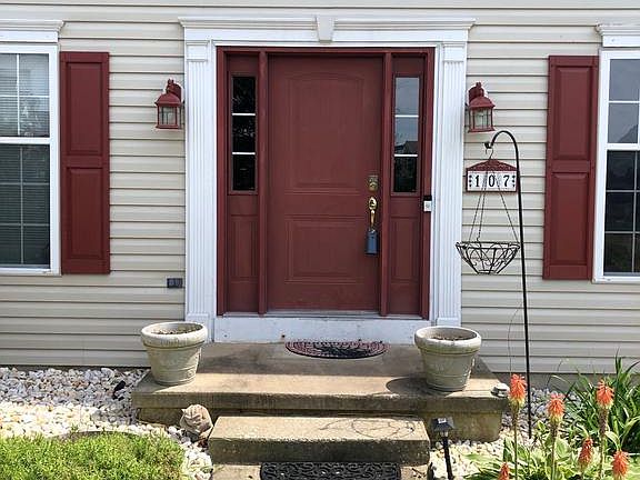 3rd image of 107 Manderly Ct