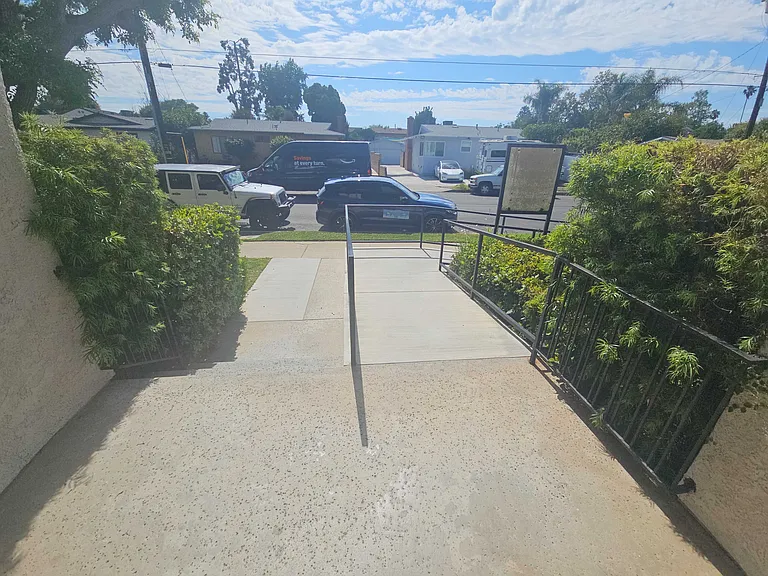 Mammoth Ave — Photo 24