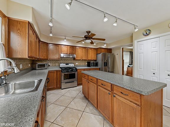 3rd image of 1512 E Canterbury Dr