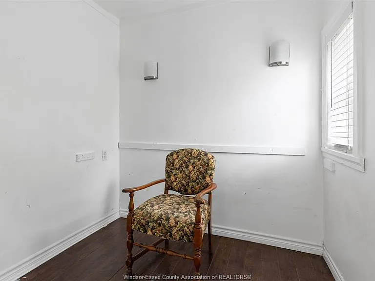 51 Balaclava St S — Photo 8